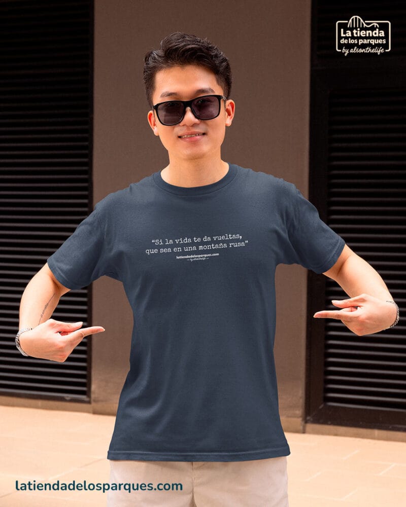 Camiseta frase si la vida te da vueltas que sea en una montaña rusa azul marino