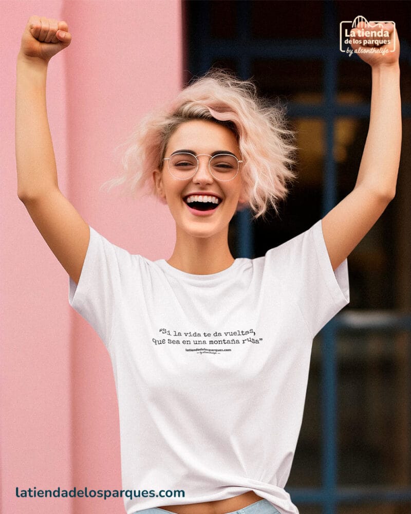Camiseta frase si la vida te da vueltas que sea en una montaña rusa blanca
