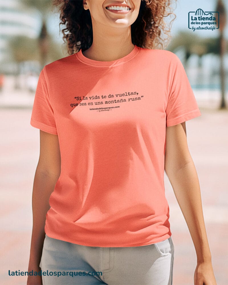 Camiseta frase si la vida te da vueltas que sea en una montaña rusa coral