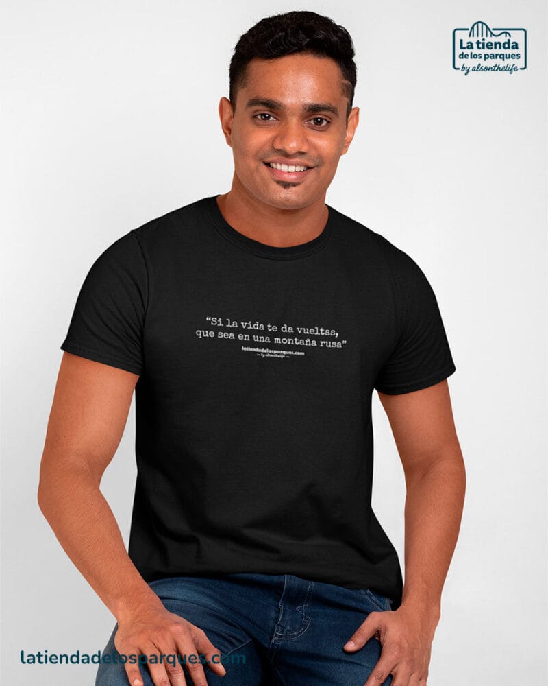 Camiseta frase si la vida te da vueltas que sea en una montaña rusa negra
