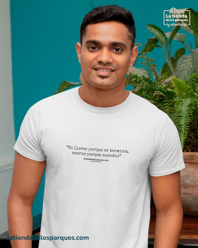 camiseta No llores porque se terminó sonrie porque sucedio blanco
