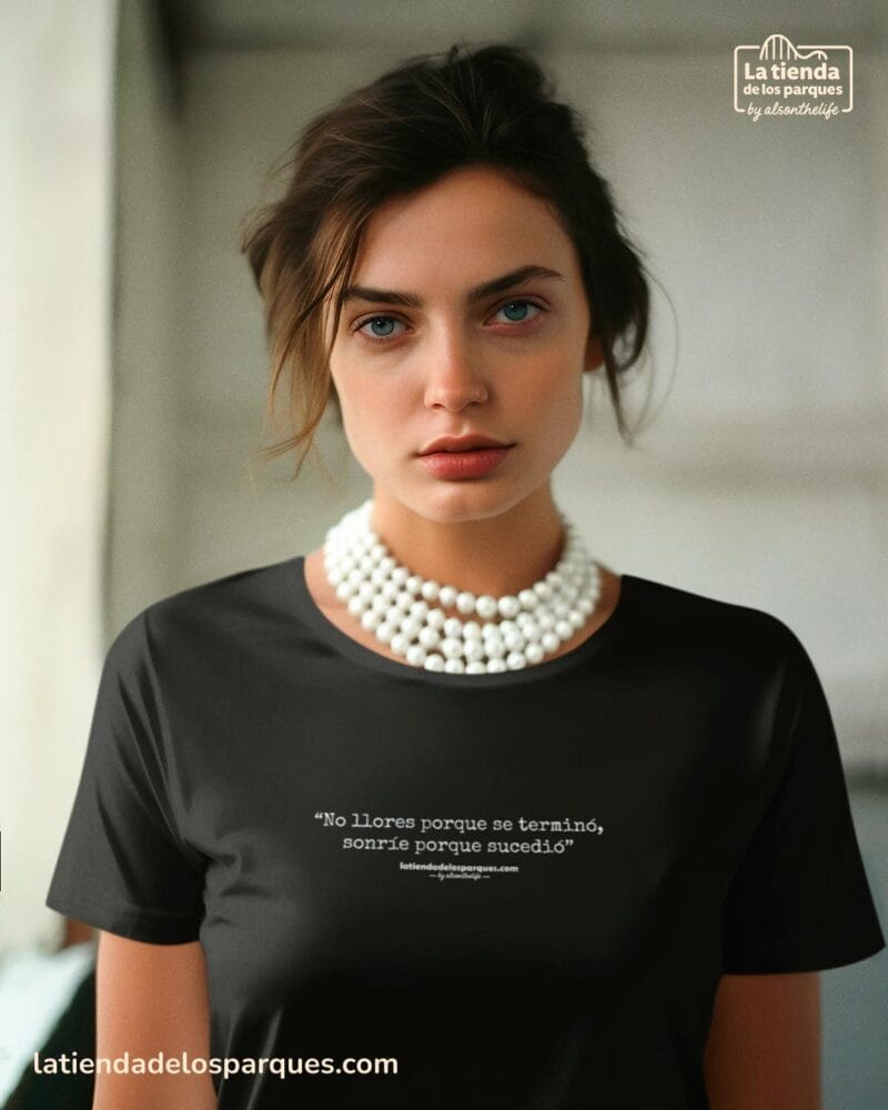 camiseta No llores porque se terminó sonrie porque sucedio negro