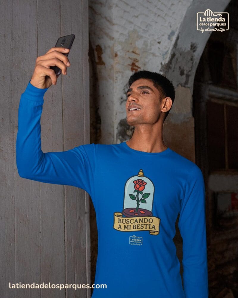 camiseta buscando a mi bestia manga larga azul