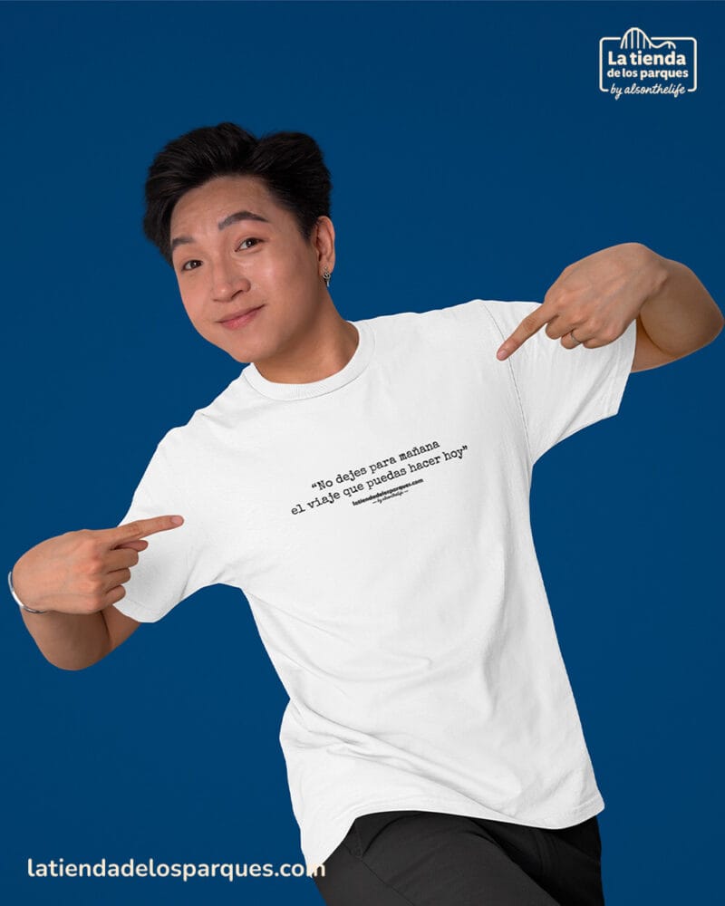 camiseta frase No dejes para mañana el viaje que puedas hacer hoy blanca