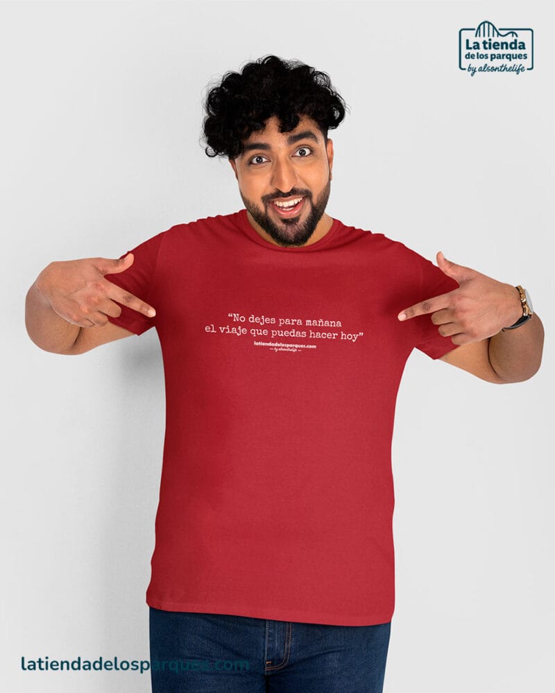 camiseta frase No dejes para mañana el viaje que puedas hacer hoy granate