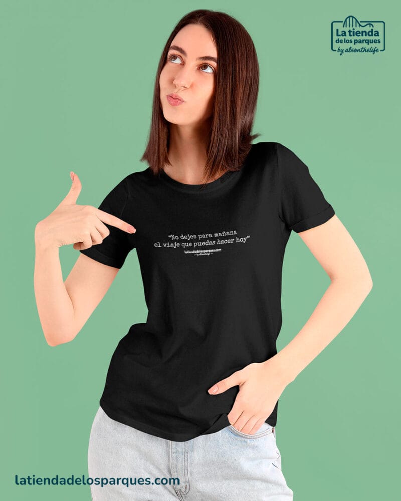 camiseta frase No dejes para mañana el viaje que puedas hacer hoy negra