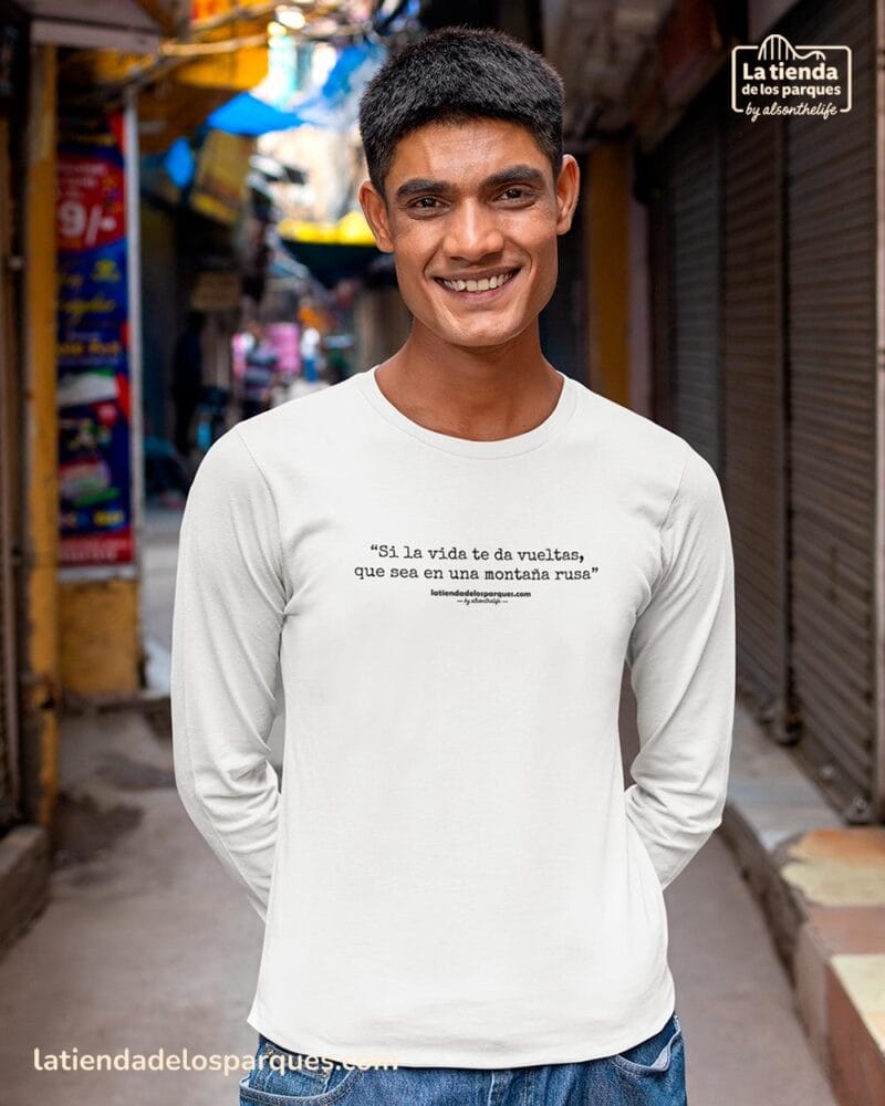 camiseta manga larga frase si la vida te da vueltas que sea en una montaña rusa blanca